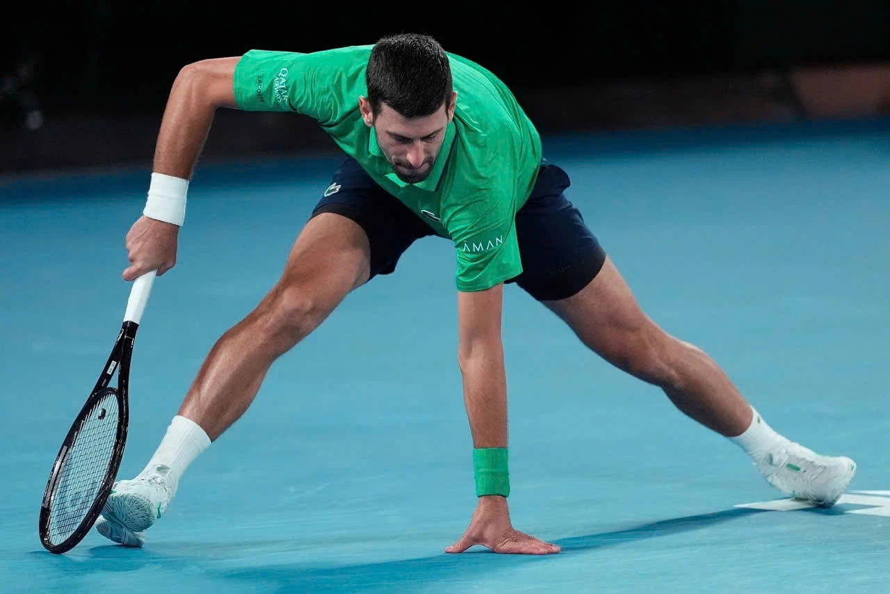 Djokovic thất vọng, chống tay sau một pha đánh hỏng