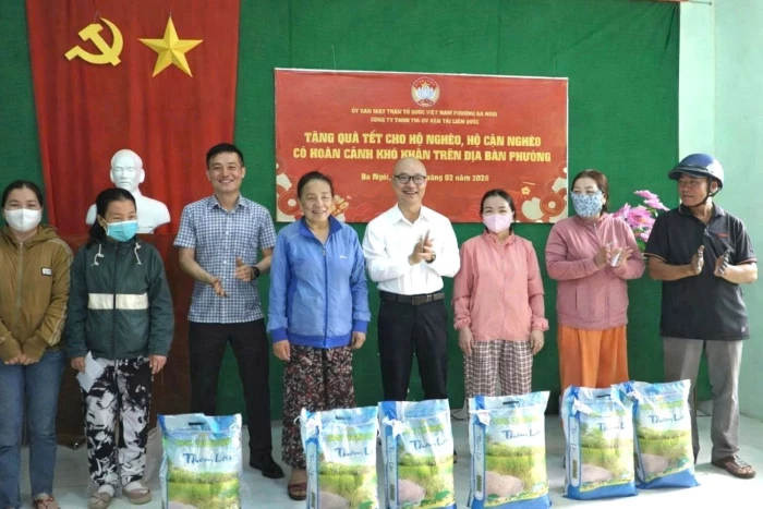 Tặng 100 suất quà Tết cho hộ nghèo, cận nghèo phường Ba Ngòi