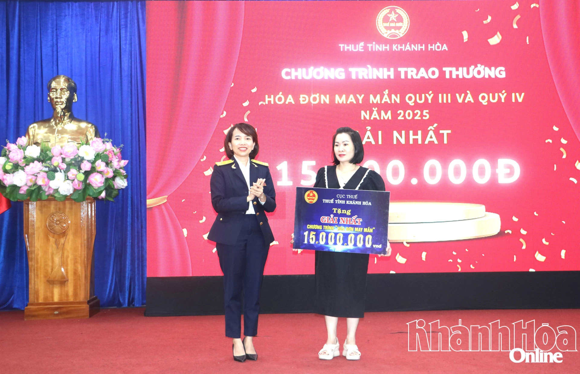 Bà Nguyễn Kim Thái Linh trao giải nhất quý IV cho bà Nguyễn Lương Tường Việt.