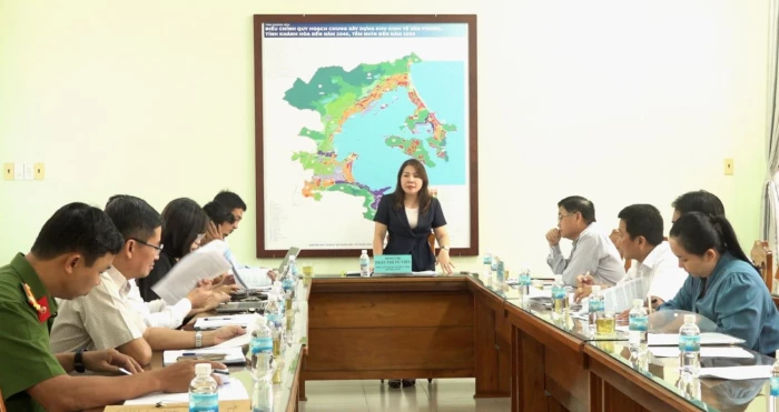 Kiểm tra công tác chuẩn bị bầu cử tại xã Vạn Ninh