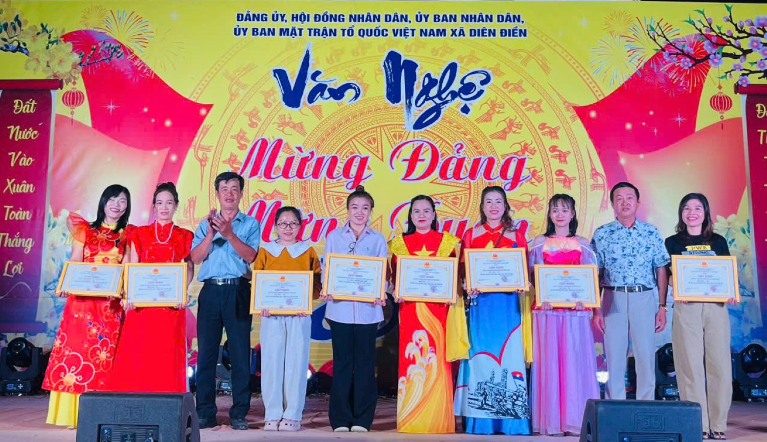 Ban tổ chức trao giấy khen cho các đội đạt giải.