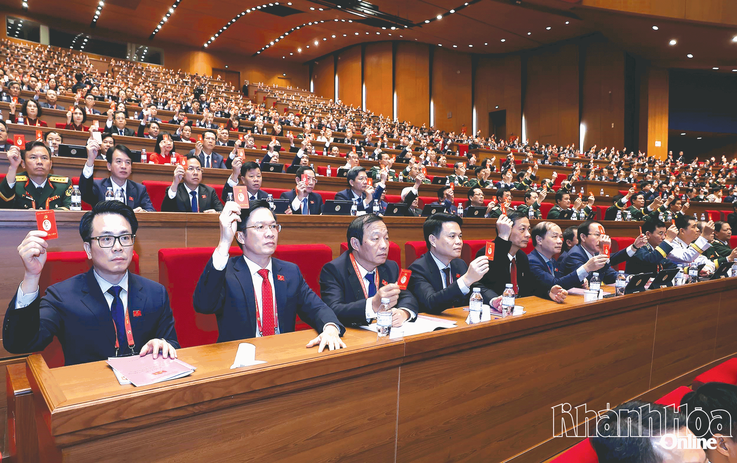 Đại biểu biểu quyết thông qua danh sách Ban Chấp hành Trung ương khóa XIV. Ảnh: XUÂN THÀNH