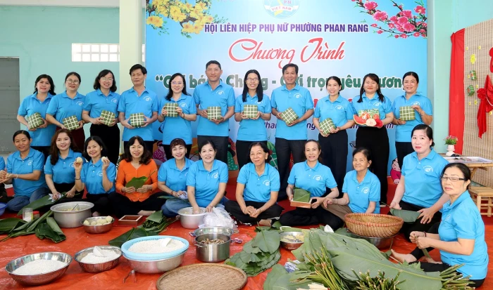 Hội Liên hiệp Phụ nữ phường Phan Rang tặng 110 bánh chưng cho hội viên có hoàn cảnh khó khăn