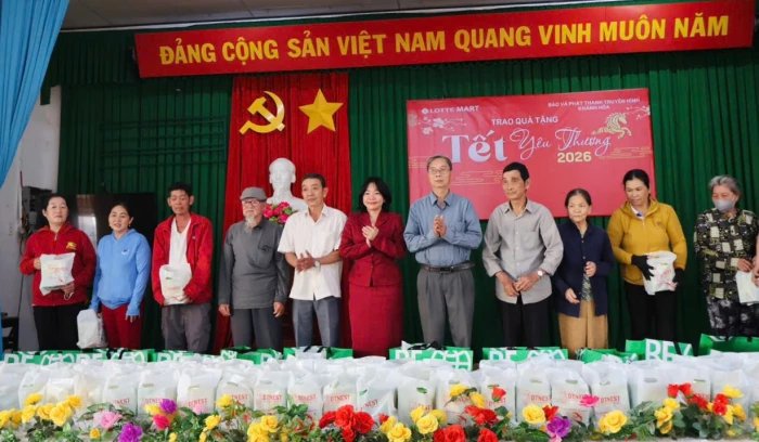 Báo và Phát thanh, Truyền hình Khánh Hòa cùng các nhà tài trợ trao 200 suất quà Tết hỗ trợ người dân bị ảnh hưởng lũ lụt tại xã Diên Thọ