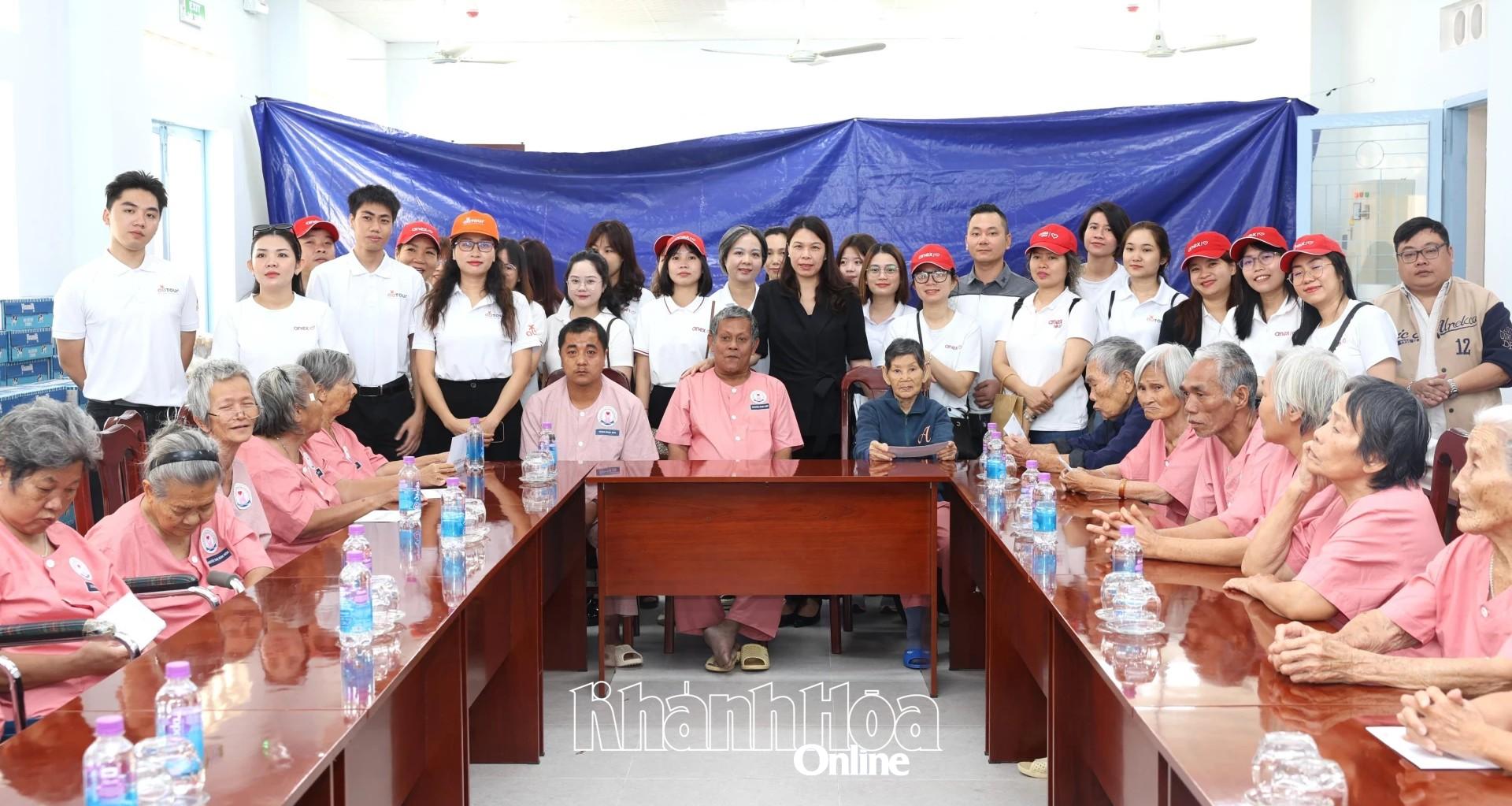 Cán bộ, nhân viên của Anex Việt Nam và ABTours thăm người già neo đơn tại Trung tâm Bảo trợ xã hội và Công tác xã hội tỉnh Khánh Hòa.