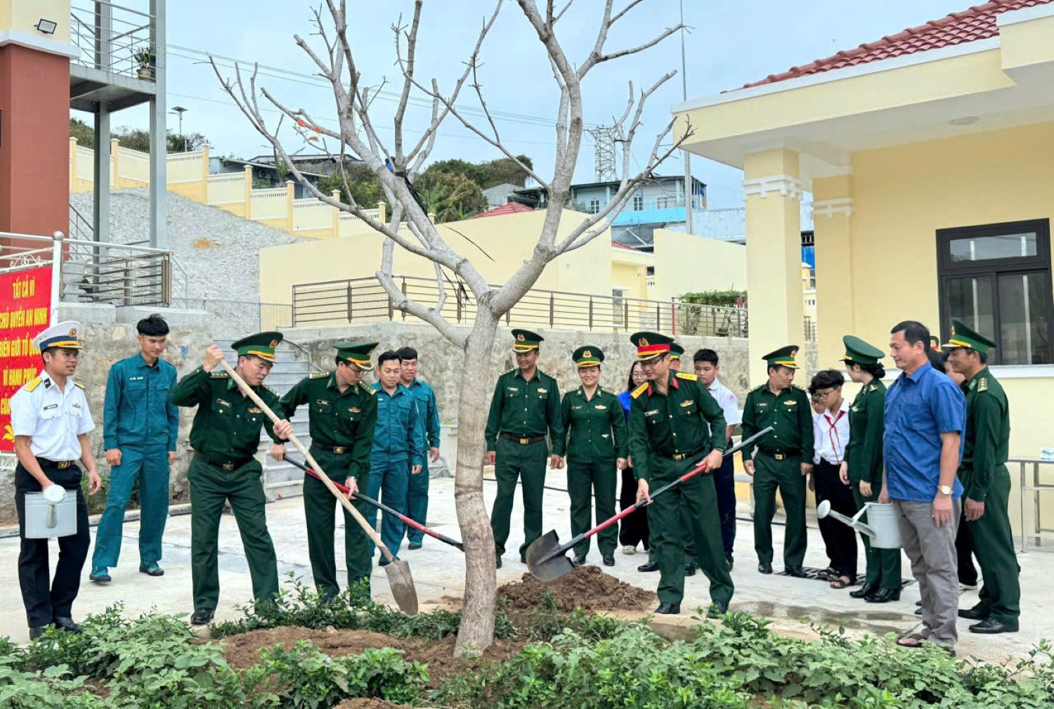 Lãnh đạo Ban Chỉ huy Bộ đội Biên phòng và các đơn vị tham gia trồng cây tại buỗi lễ.