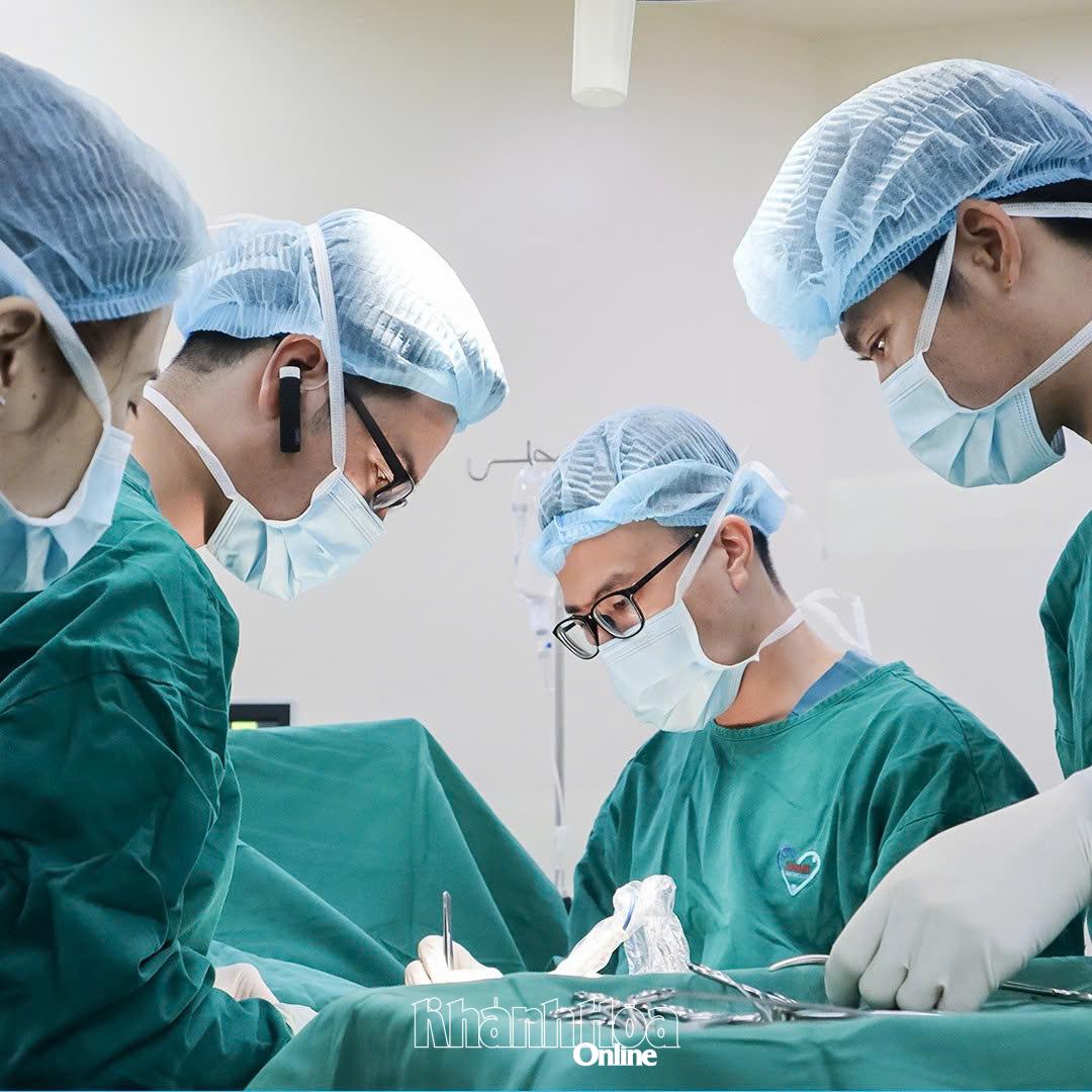 Các bác sĩ tiến hành phẫu thuật cấp cứu cho bệnh nhân.