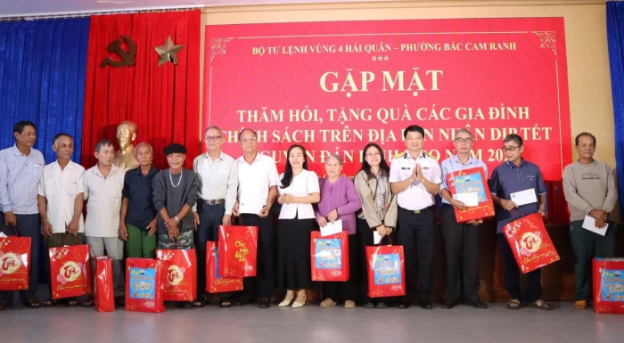 Bộ Tư lệnh Vùng 4 Hải quân tặng 103 suất quà Tết cho gia đình chính sách phường Bắc Cam Ranh