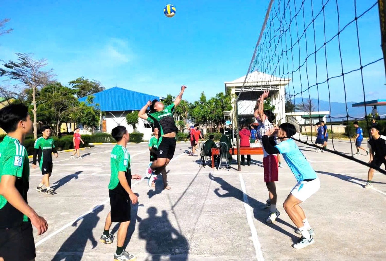 Các đội tranh tài tại Giải bóng chuyền truyền thống Bộ đội Biên phòng tỉnh.