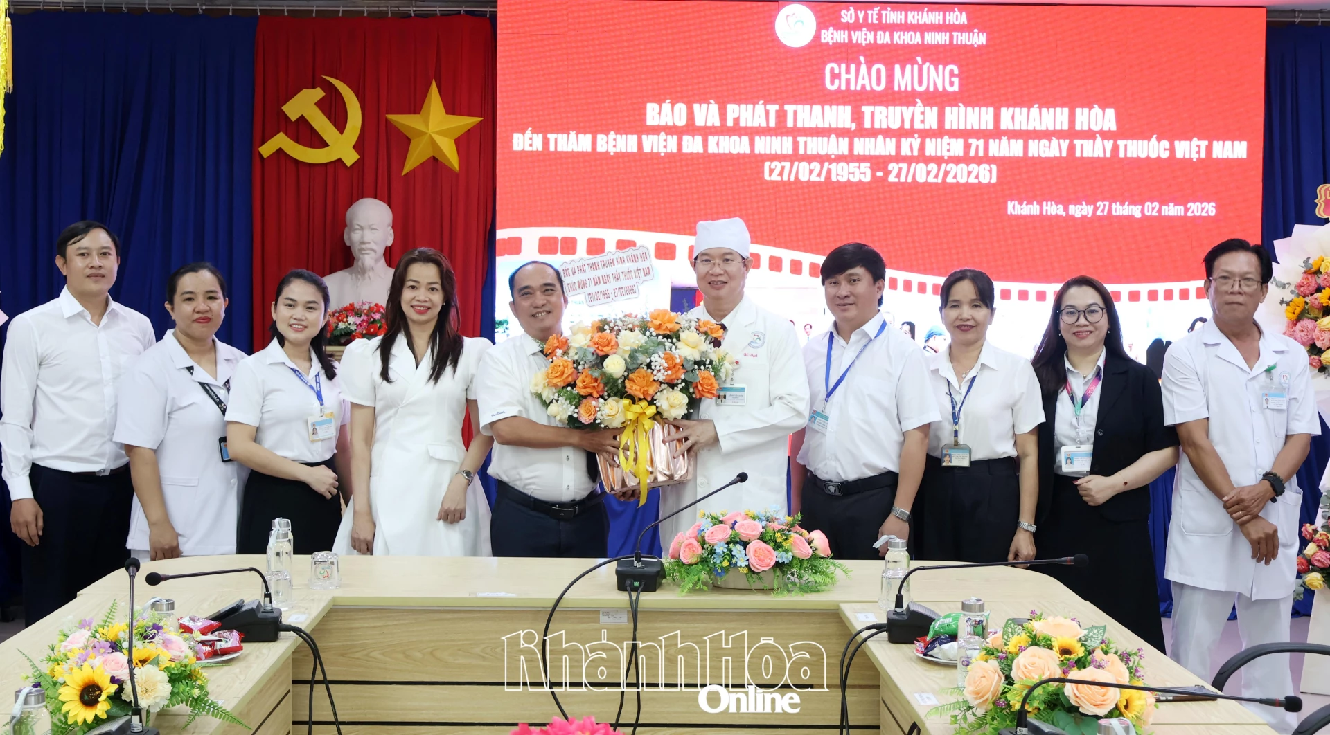 Ông Nguyễn Xuân Duy thăm, tặng hoa chúc mừng Bệnh viện Đa khoa Ninh Thuận.