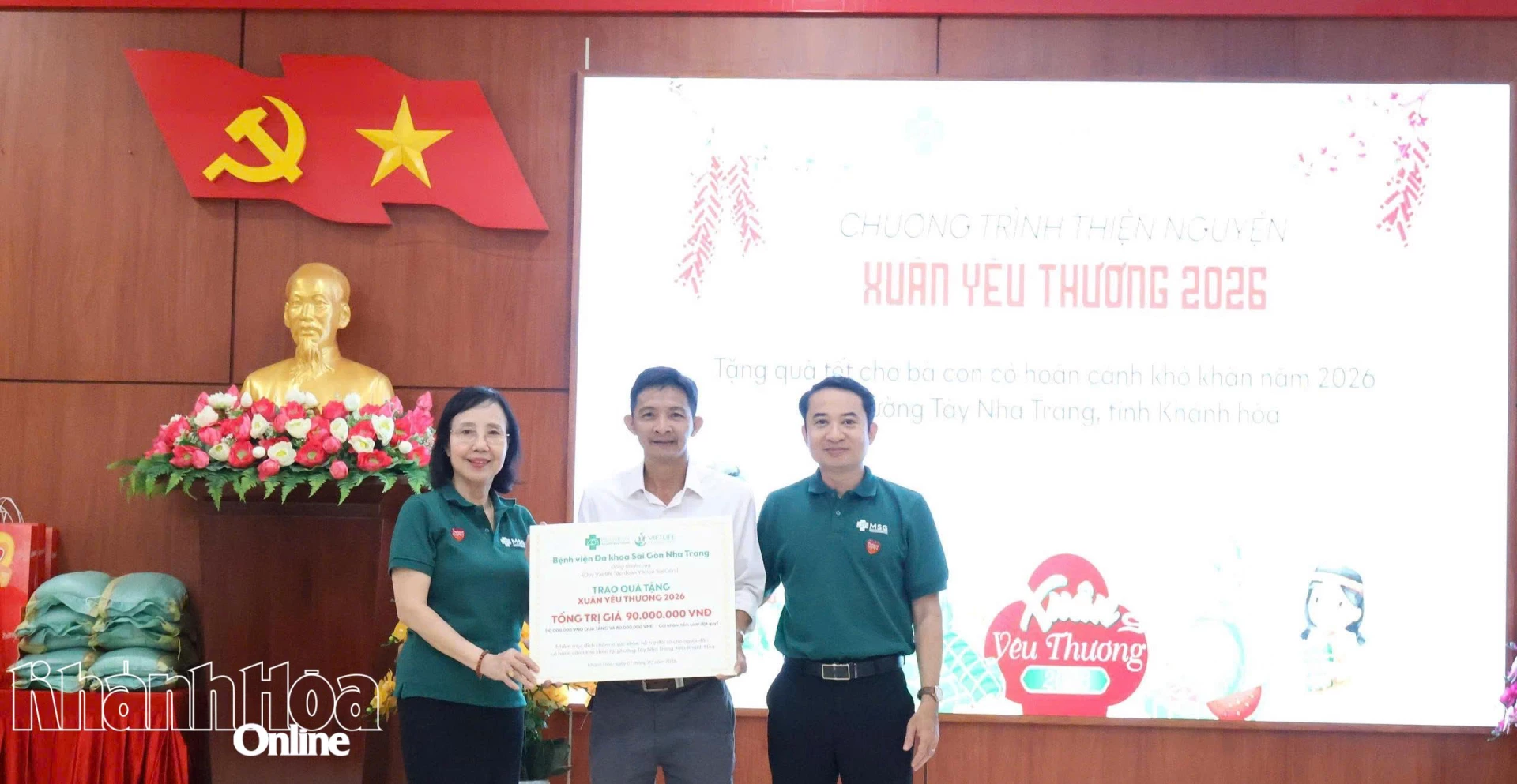 Đại điện phường Tây Nha Trang tiếp nhận bảng hỗ trợ từ  Bệnh viện Đa khoa Sài Gòn Nha Trang 
