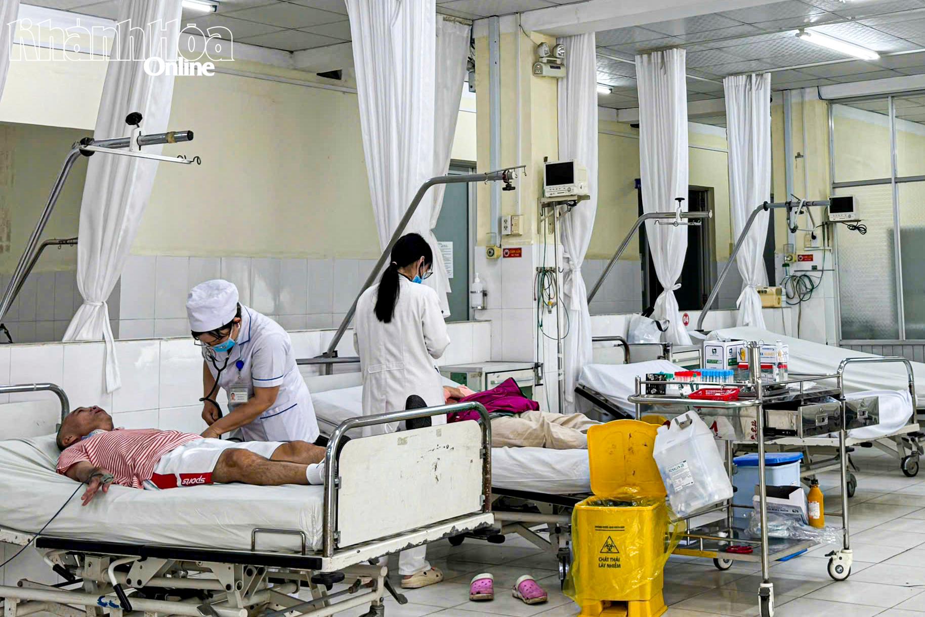 Đội ngũ y, bác sĩ Khoa Cấp cứu lưu Bệnh viện Đa khoa Khánh Hòa thực hiện các ca cấp cứu.