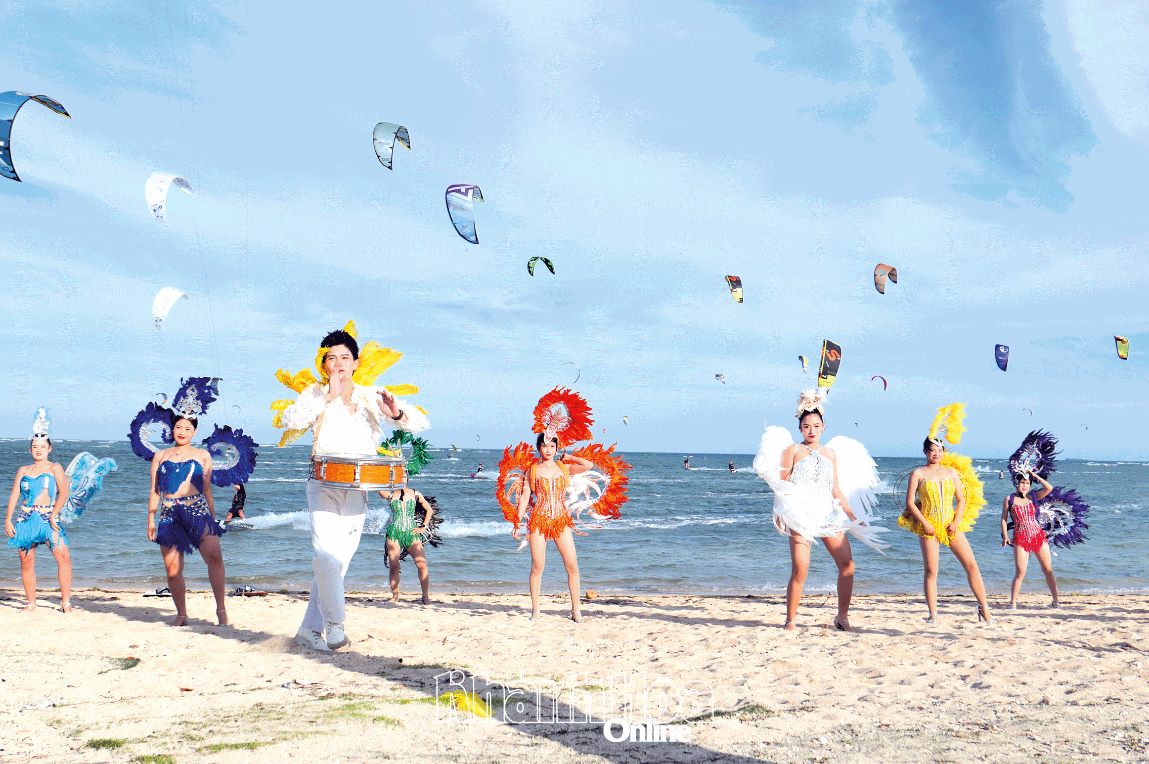 Chiêm ngưỡng biểu diễn carnival và lướt ván diều trên biển Mỹ Hòa.