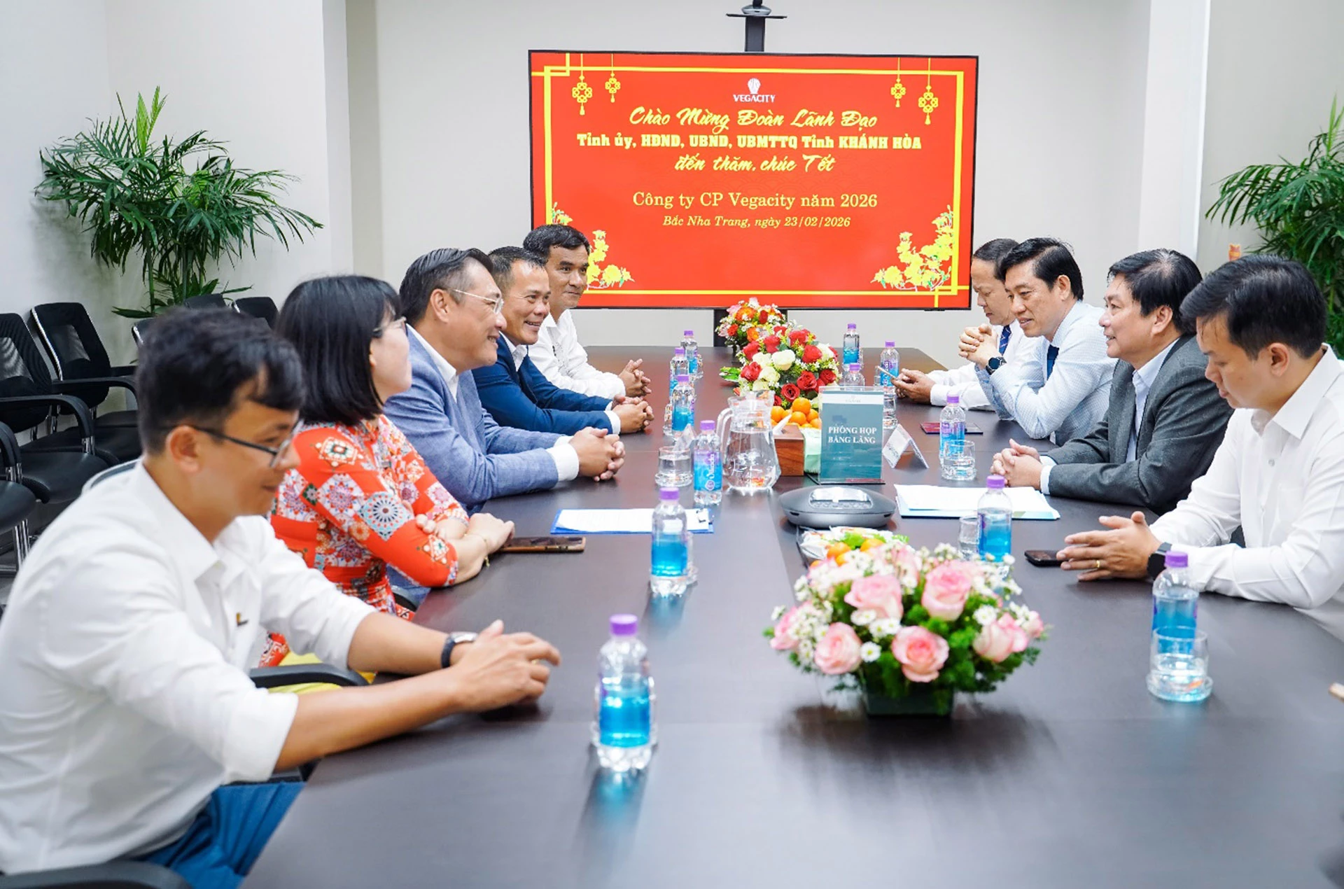 Ông Nguyễn Thế Vinh (chính giữa, hàng trái) chia sẻ các định hướng chiến lược trong năm mới cùng lãnh đạo tỉnh, khẳng định Nha Trang, Khánh Hòa là địa bàn đầu tư chiến lược, lâu dài của của doanh nghiệp.