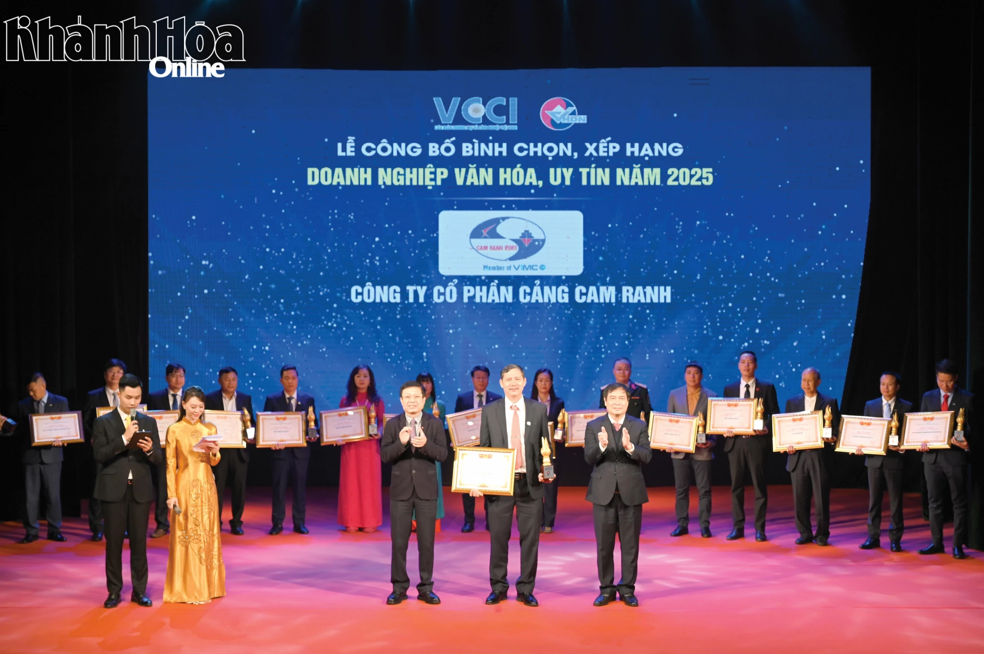  Ông Nguyễn Văn Thắng - Tổng Giám đốc Công ty Cổ phần Cảng Cam Ranh
nhận bằng khen và cúp tôn vinh Top 20 Doanh nghiệp Văn hóa, uy tín năm 2025.