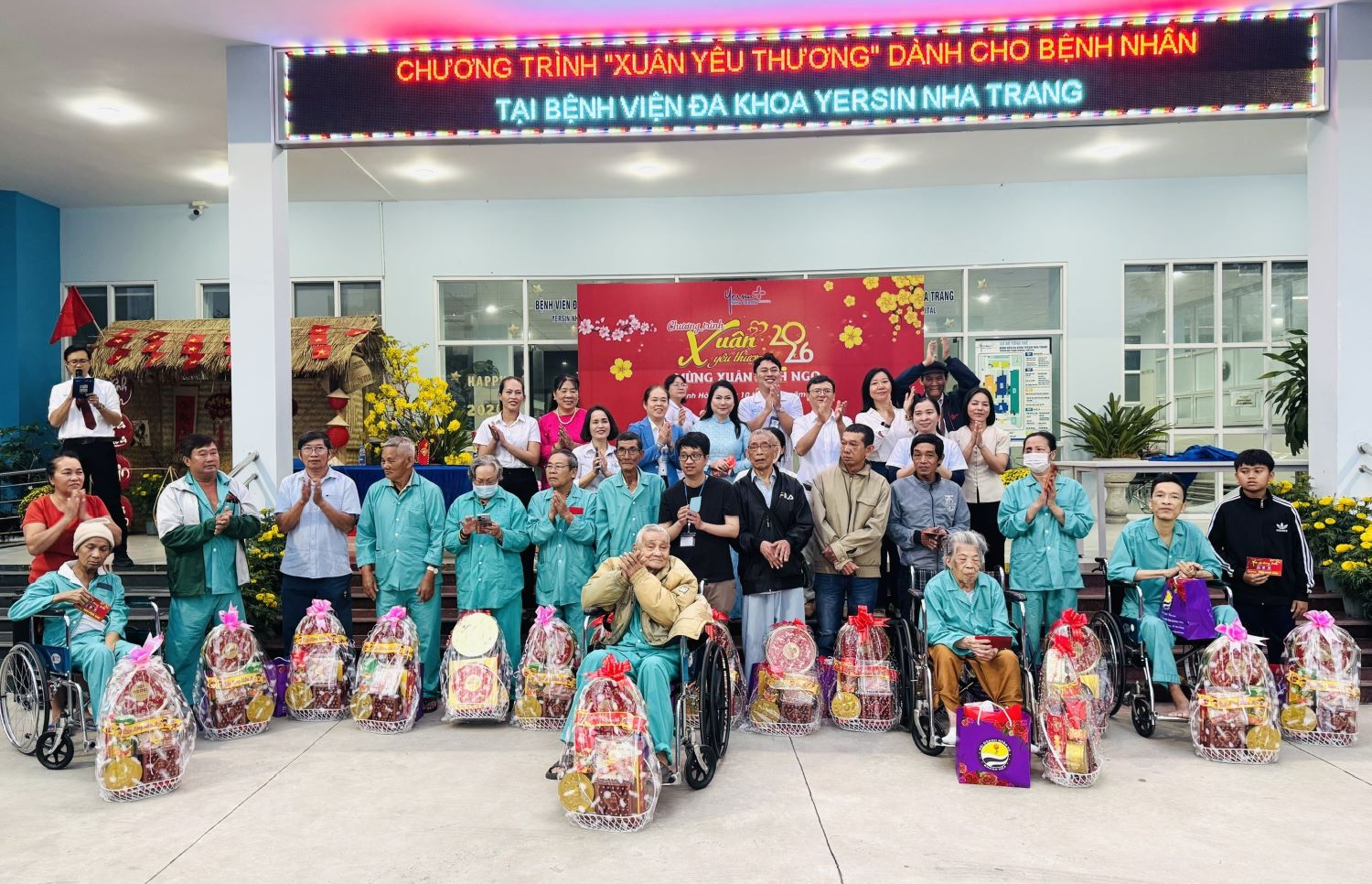 Các bệnh nhân nhận quà tại chương trình “Xuân yêu thương”.