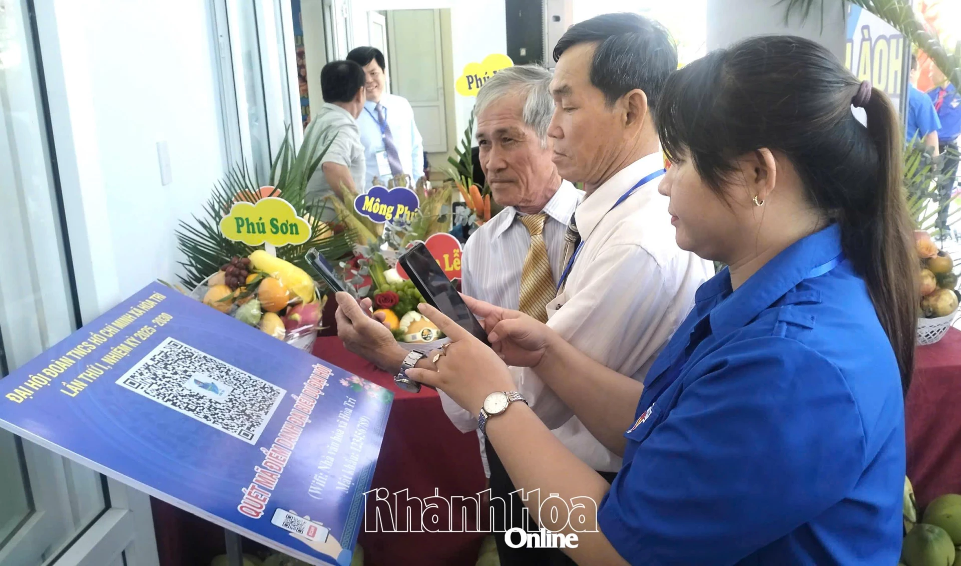 Các đại biểu quyét mã QR nhận tài liệu tại Đại hội Đoàn xã Hòa Trí.