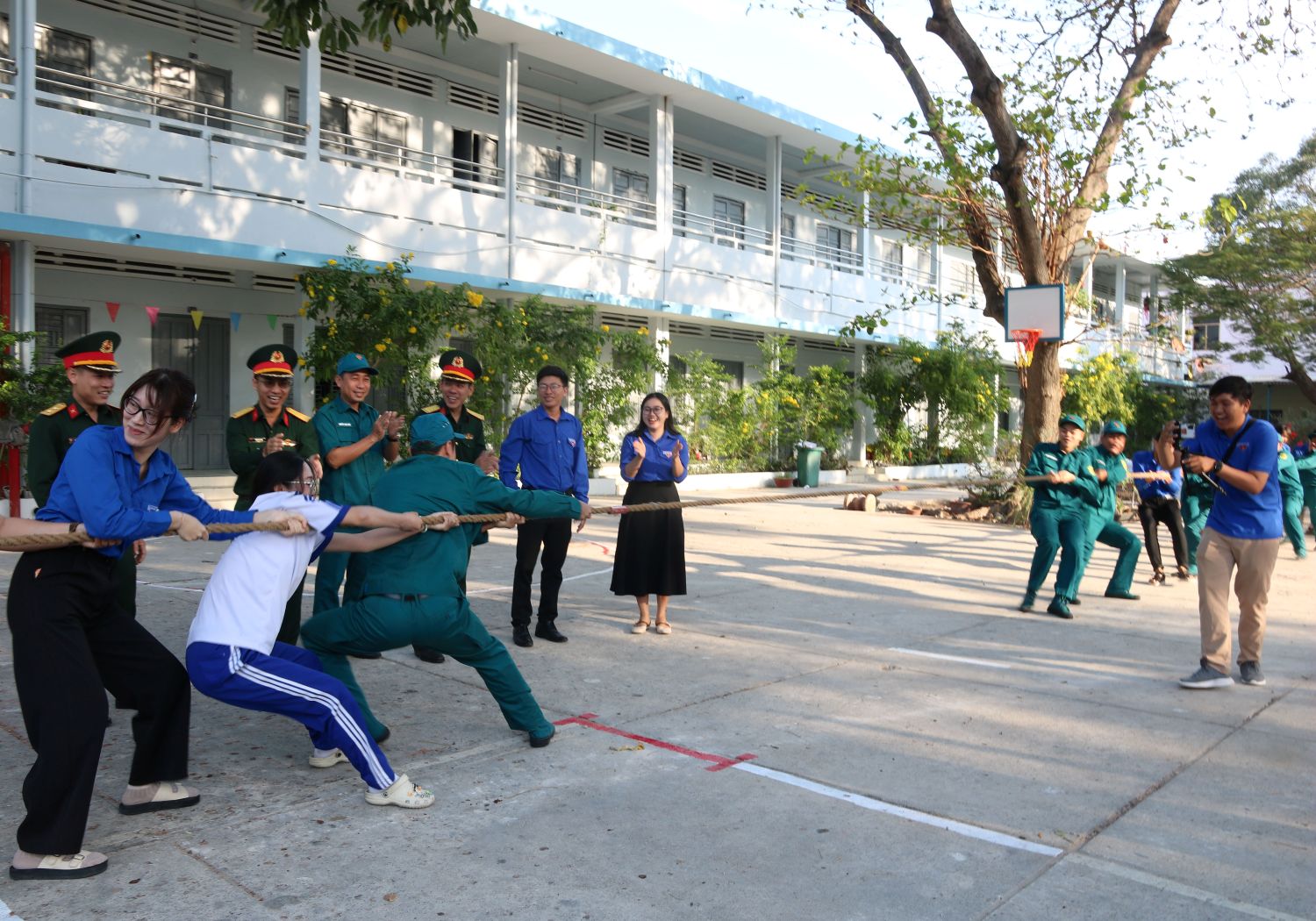 Các đội tham gia thi kéo co.