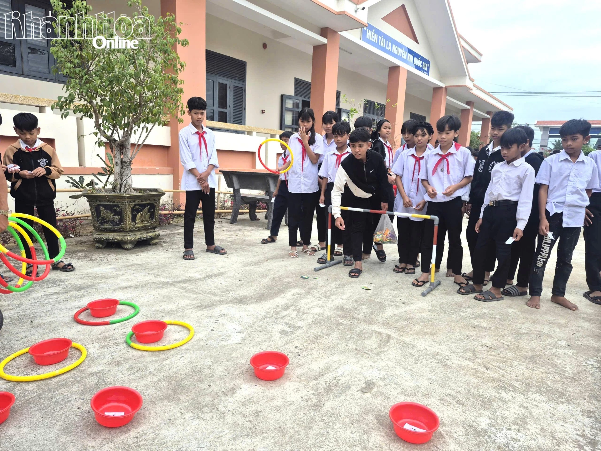 Các em học sinh tham gia trò chơi