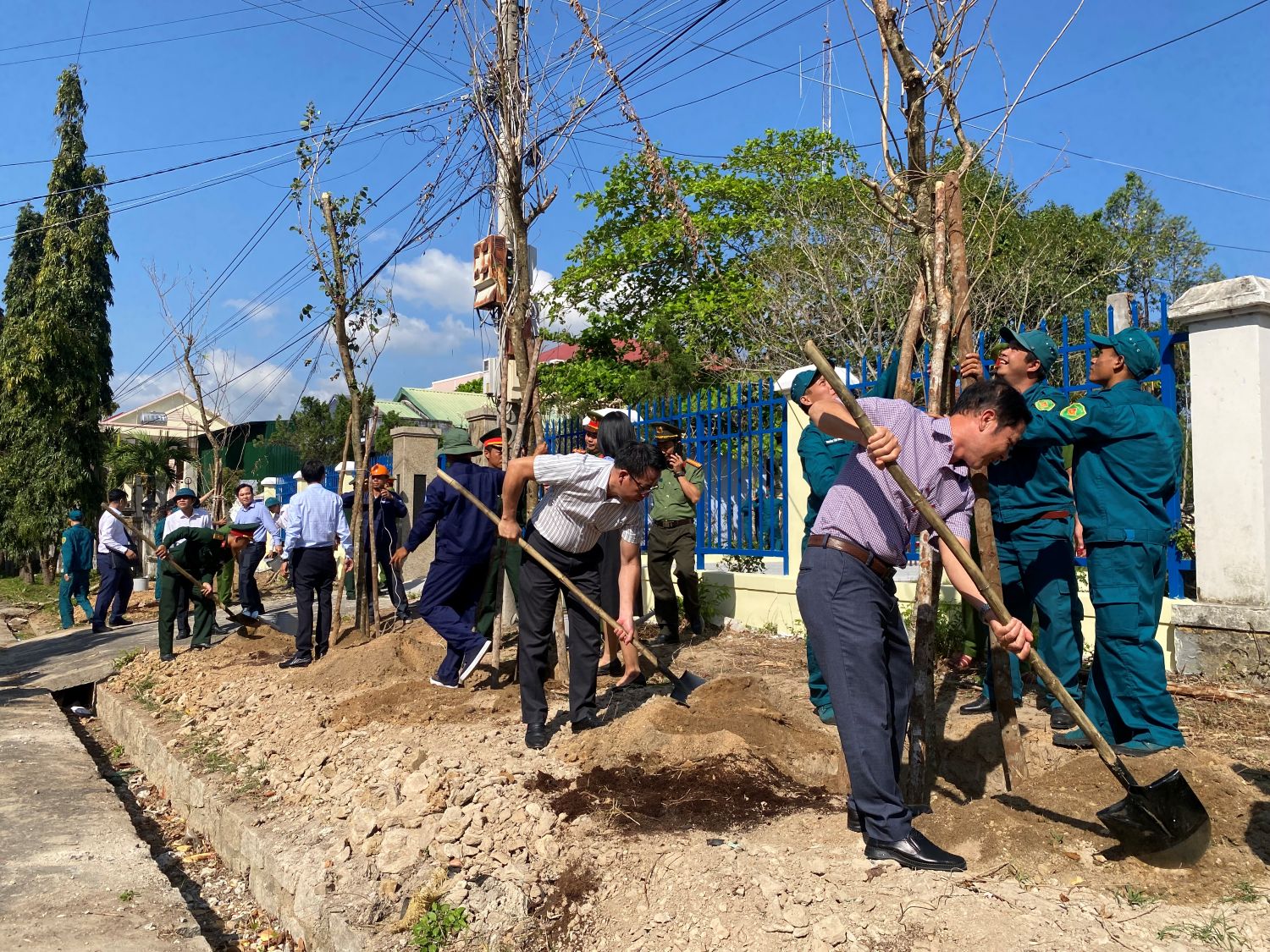 Các lực lượng tham gia trồng cây tại buổi lễ.