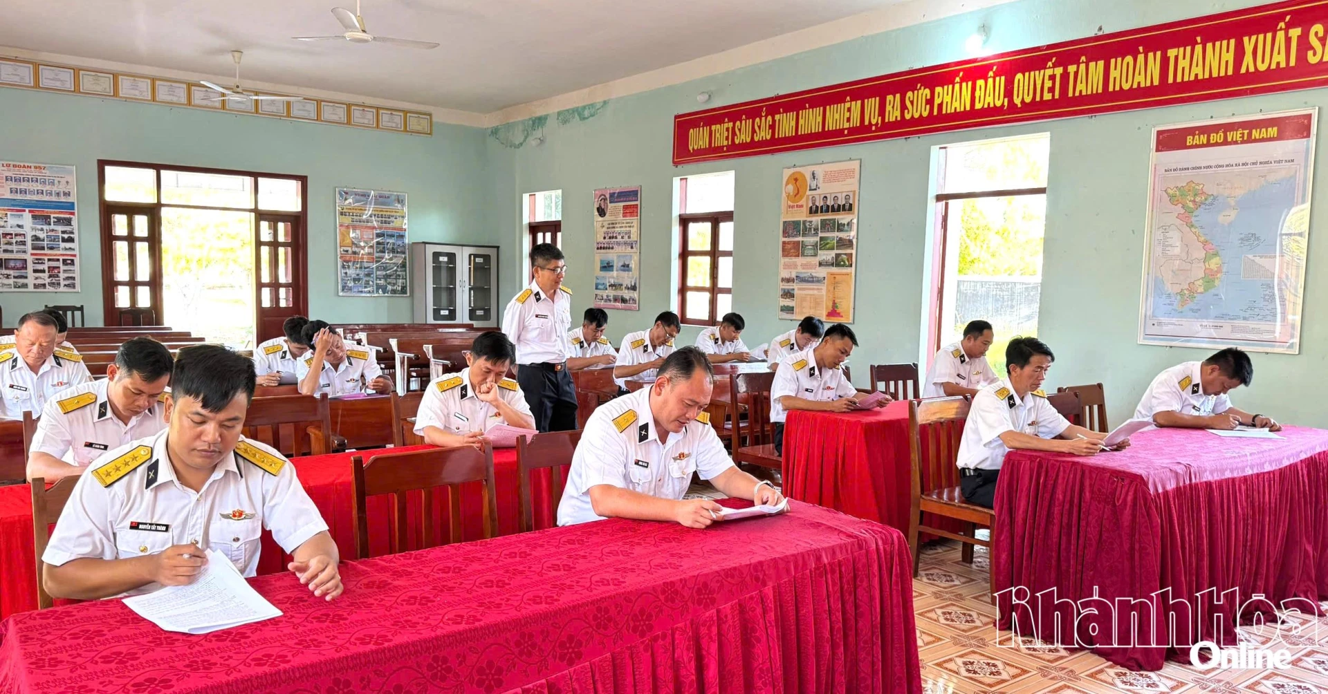 Các thi sinh làm bài thi phần kiến thức