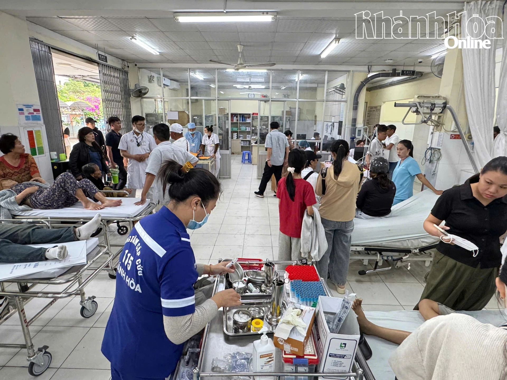 Các y, bác sĩ Khoa Cấp cứu lưu, Bệnh viện Đa khoa Khánh Hòa điều trị cho người bệnh những ngày nghỉ Tết. 