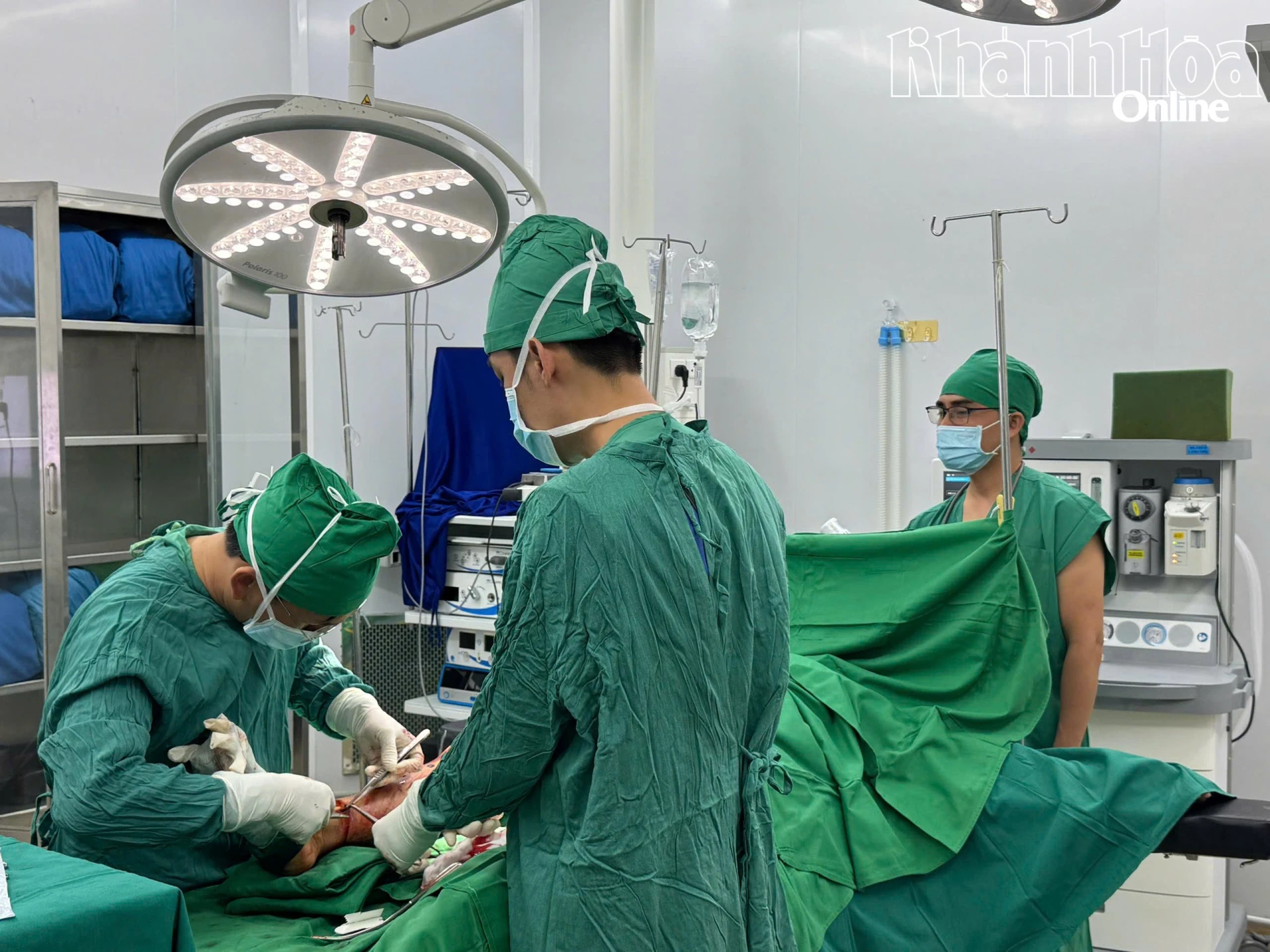 Các y, bác sĩ Bệnh viện Đa khoa Khánh Hòa thực hiện ca phẫu thuật cấp cứu trong những ngày Tết.