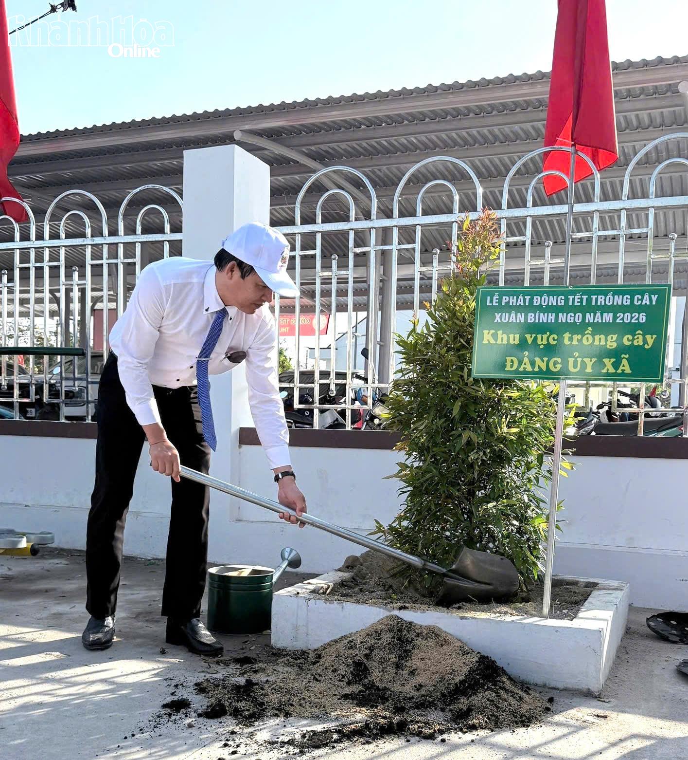 Ông Trần Văn Phải - Bí thư Đảng ủy, Chủ tịch HĐND xã Hòa Trí tham gia trồng cây.