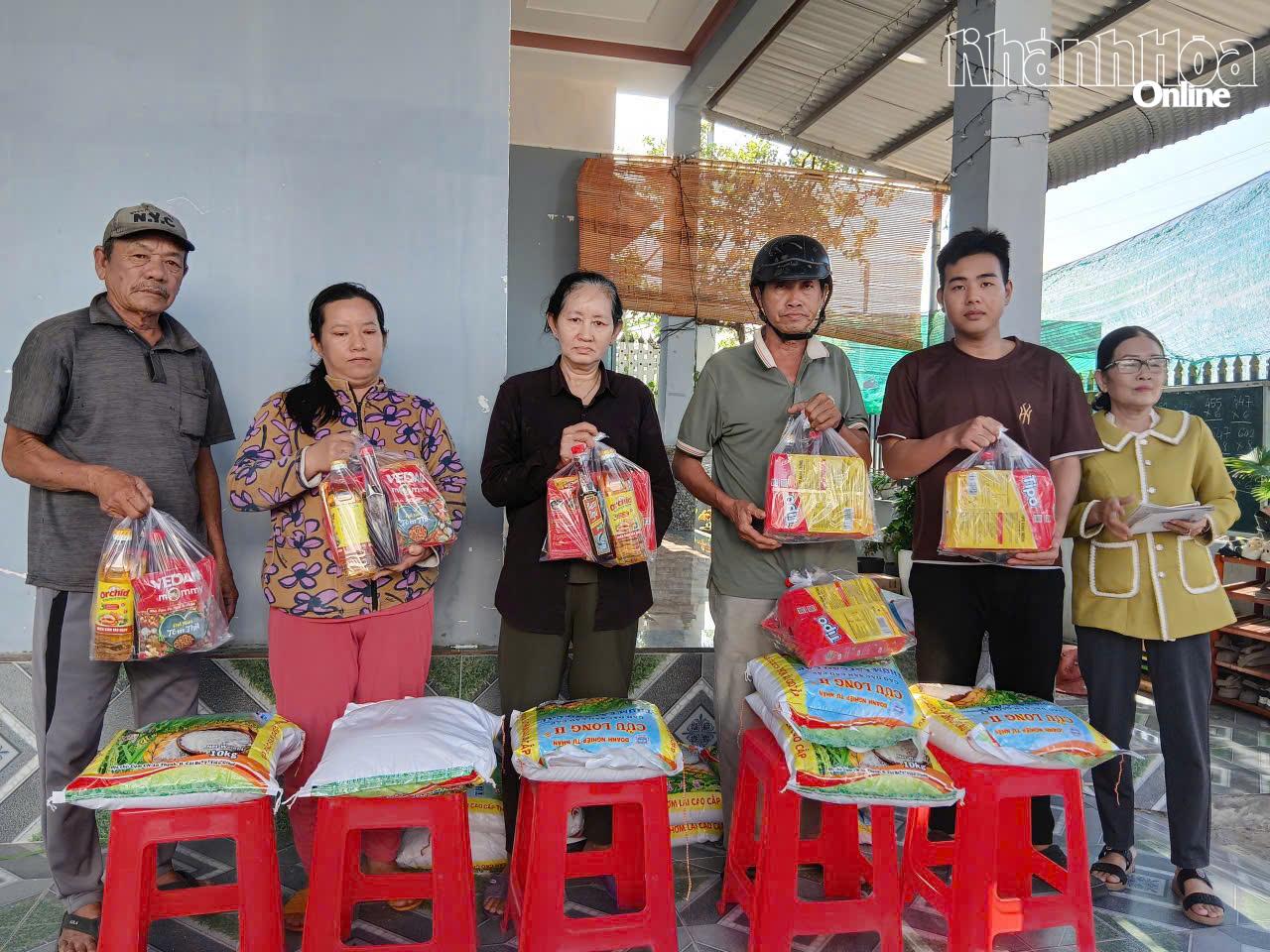 Câu lạc bộ Liên thế hệ tự giúp nhau thôn Thủy Lợi, xã Xuân Hải tặng quà cho người cao tuổi có hoàn cảnh khó khăn.