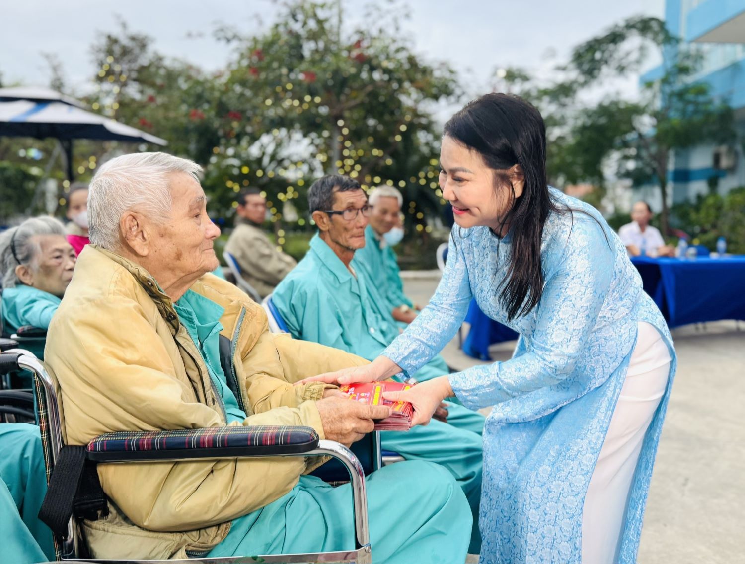 Lãnh đạo Công ty TNHH Tâm Hương trao tặng quà cho bệnh nhân tại chương trình.