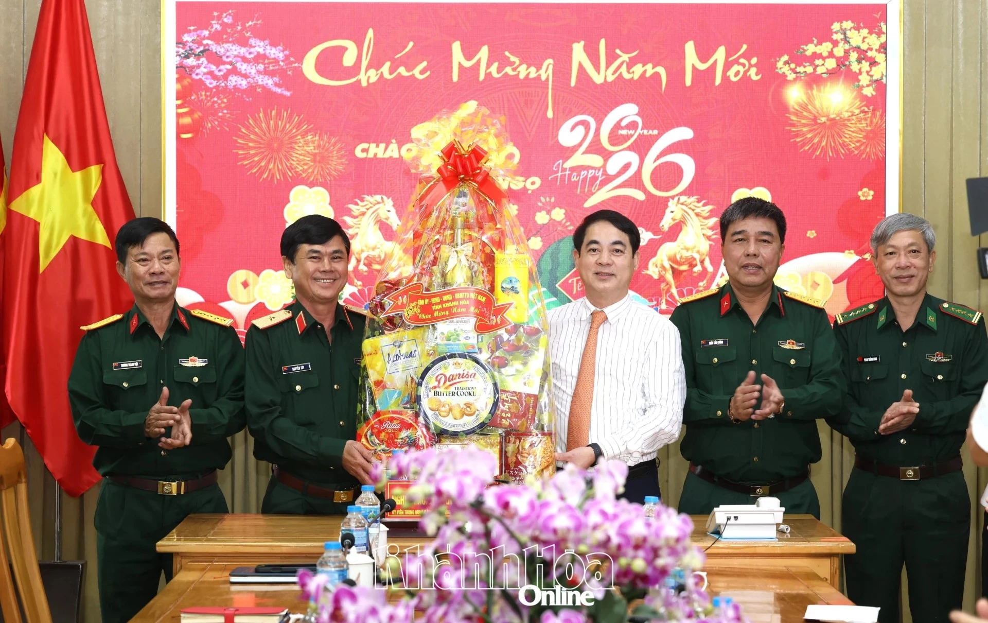 Bí thư Tỉnh ủy Nghiêm Xuân Thành tặng quà Bộ Chỉ huy Quân sự tỉnh.