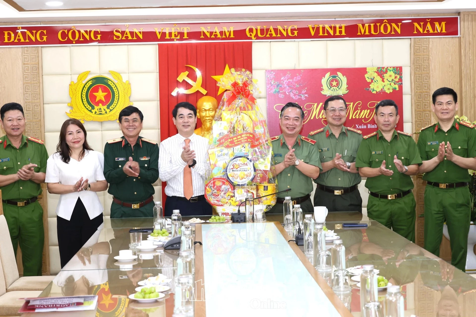 Bí thư Tỉnh ủy Nghiêm Xuân Thành tặng quà Công an tỉnh.