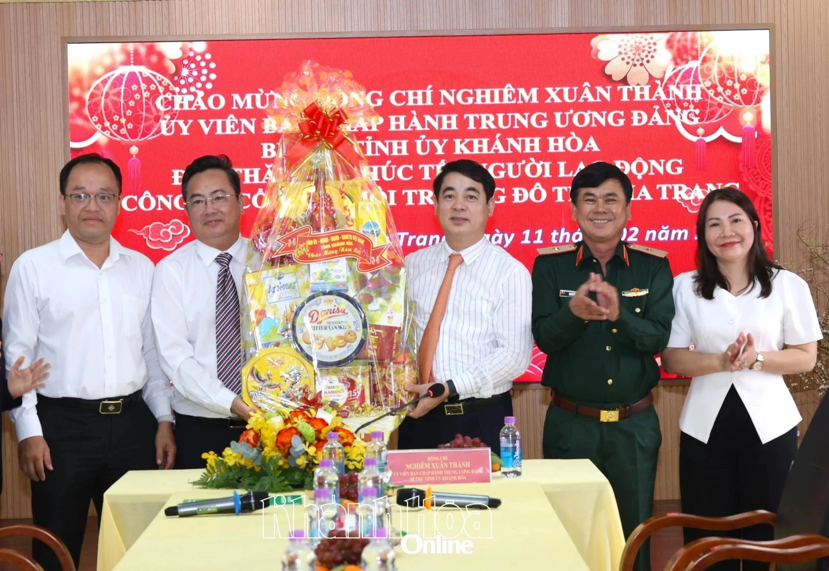 Bí thư Tỉnh ủy Nghiêm Xuân Thành tặng quà Công ty Cổ phần Môi trường đô thị Nha Trang.