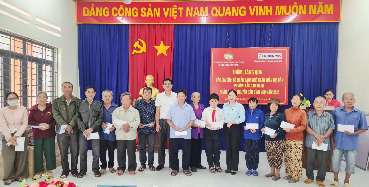 Lãnh đạo Công ty Cổ phần Nhiên liệu bay Petrolimex và lãnh đạo Ủy ban MTTQ Việt Nam phường Bắc Cam Ranh trao quà cho các hộ dân.
