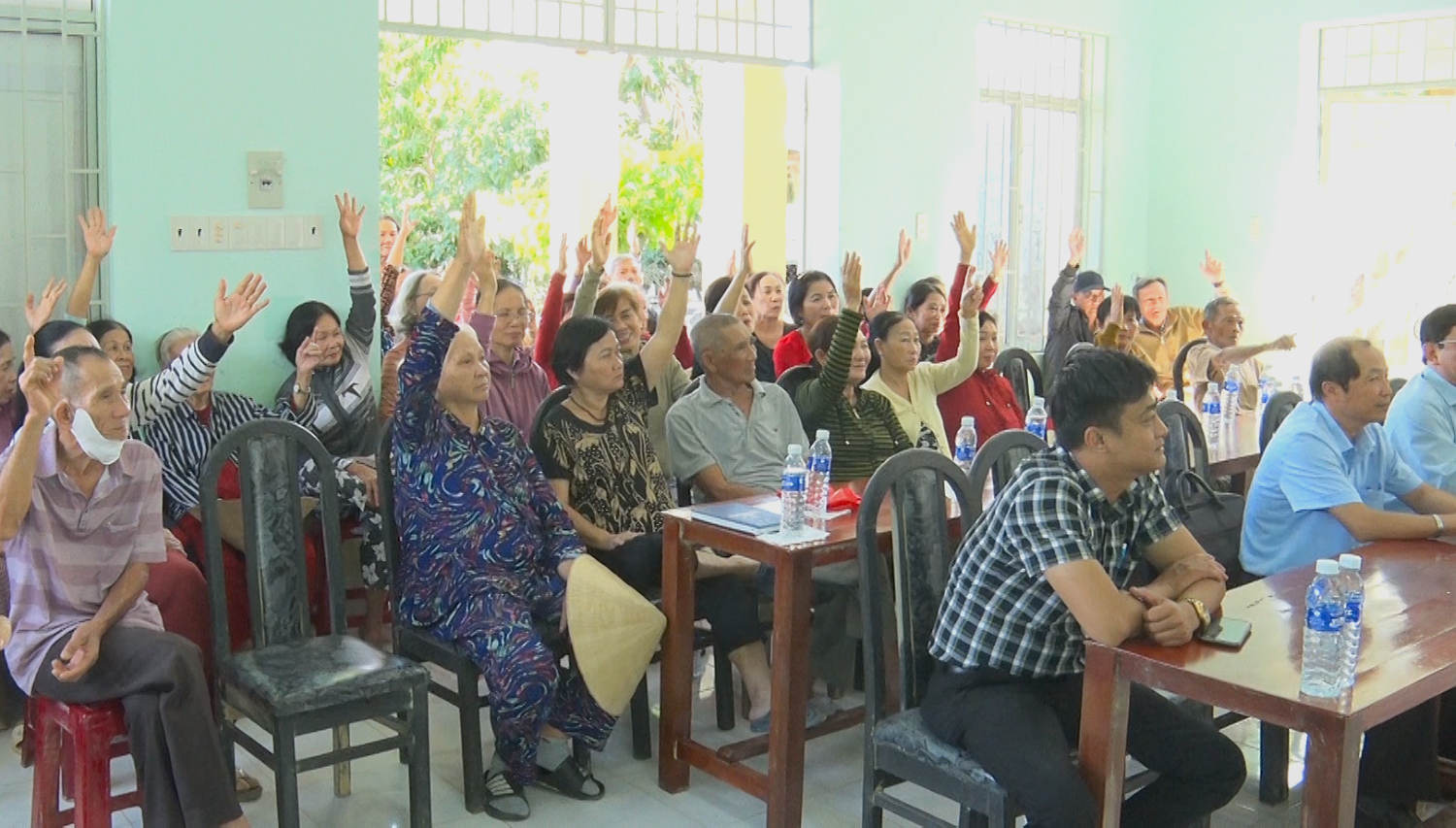 Cử tri thôn Đông Môn 1 biểu quyết tại hội nghị.