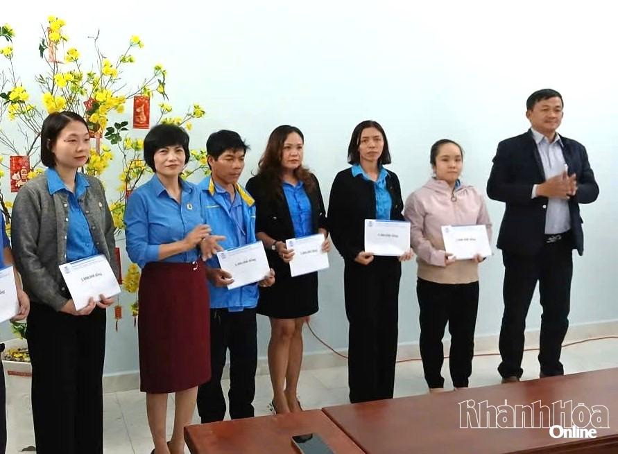 Lãnh đạo Liên đoàn Lao động tỉnh trao quà Tết cho đoàn viên Nhà Văn hóa Lao động tỉnh.