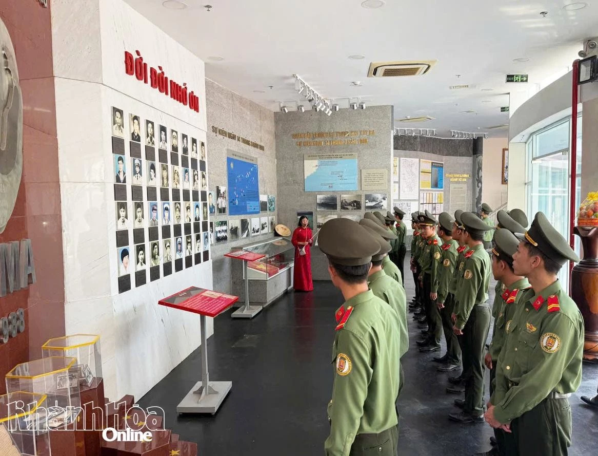 Các đại biểu tìm hiểu về sự kiện Gạc Ma.