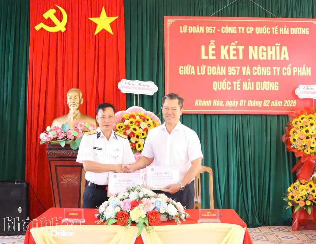 Đại diện hai đơn vị thực hiện nghi thức ký kết hoạt động kết nghĩa