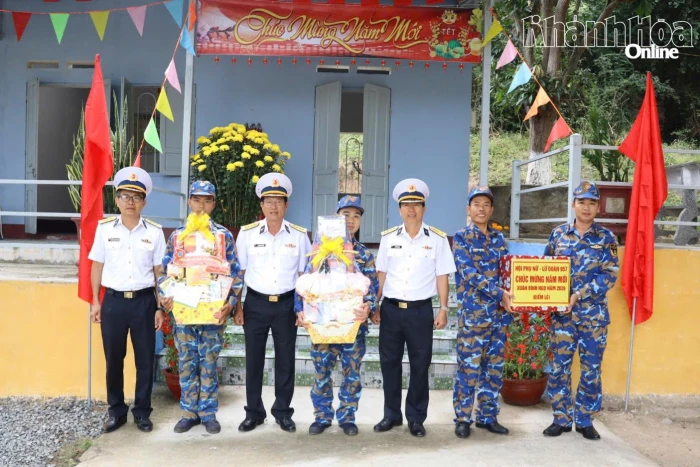 Bộ Tư lệnh Vùng 4 Hải quân thăm, tặng quà Tết các điểm đóng quân lẻ của Lữ đoàn 957