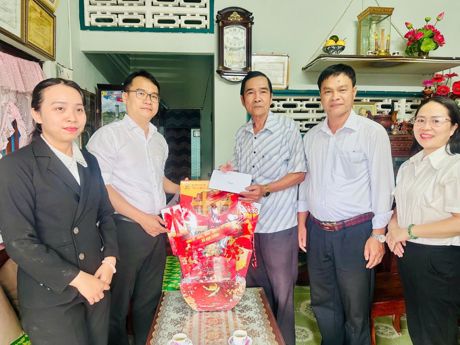 Lãnh đạo Đảng ủy xã Vạn Thắng tặng quà Tết cho hộ gia đình chính sách thôn Tứ Chánh.