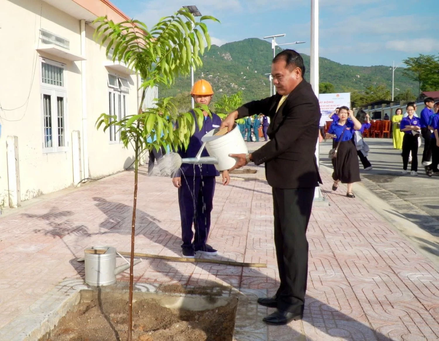 Ông Lê Ngọc Thạch - Bí thư Đảng ủy phường Cam Ranh trồng cây tại buổi lễ.