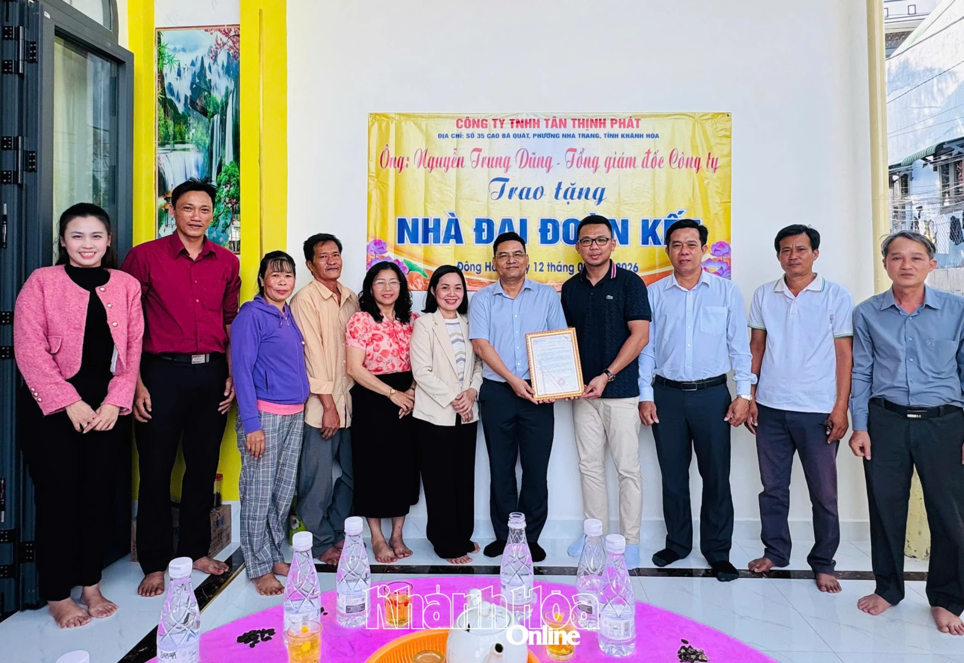 Lãnh đạo nhà tài trợ trao Thư cảm ơn cho các nhà tài trợ.