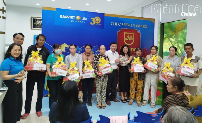 Phường Đông Hải phối hợp trao 30 suất quà Tết cho người dân có hoàn cảnh khó khăn