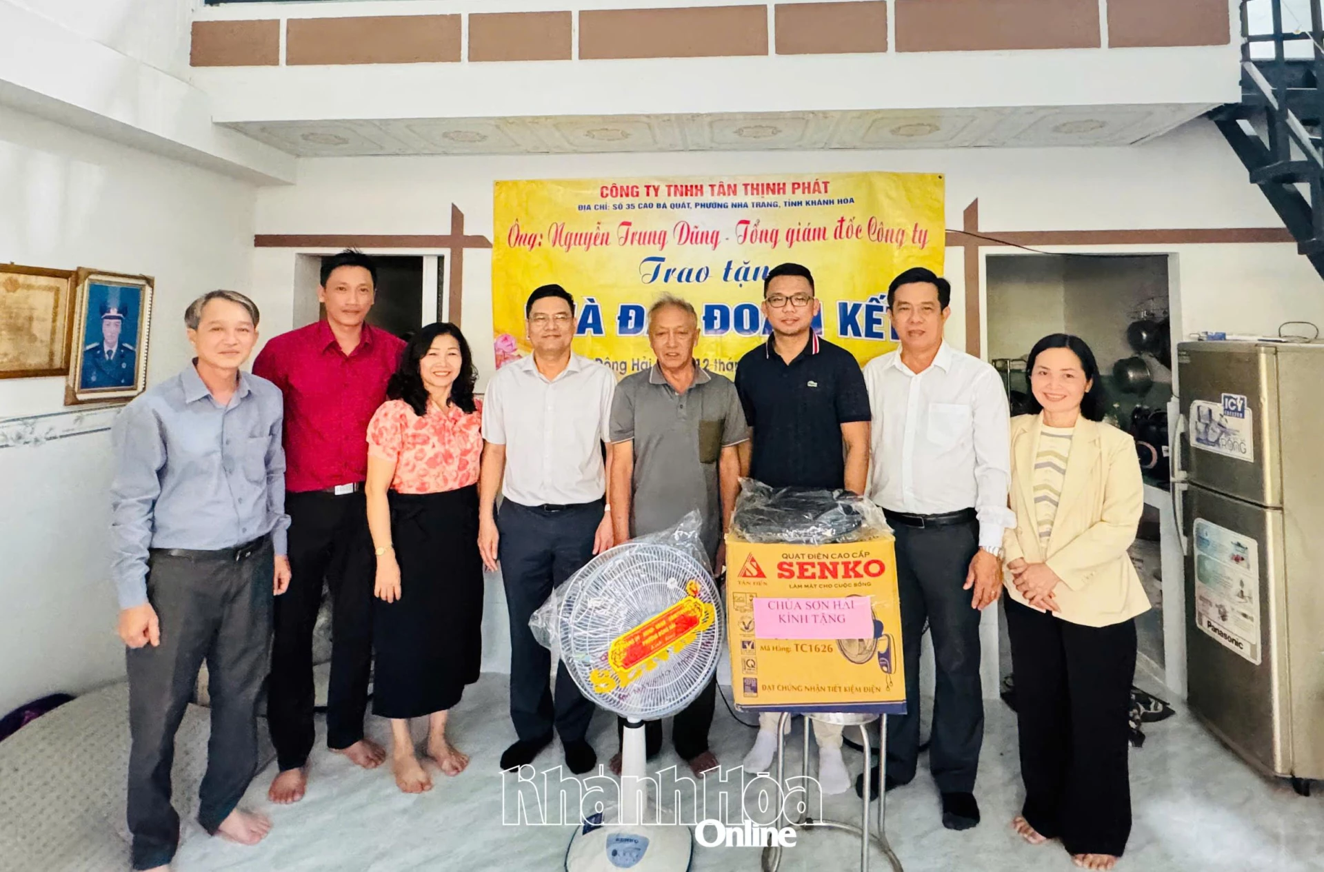 Lãnh đạo phường Đông Hải và đơn vị tài trợ bàn giao nhà cho hộ ông Huỳnh Văn Giỏi.