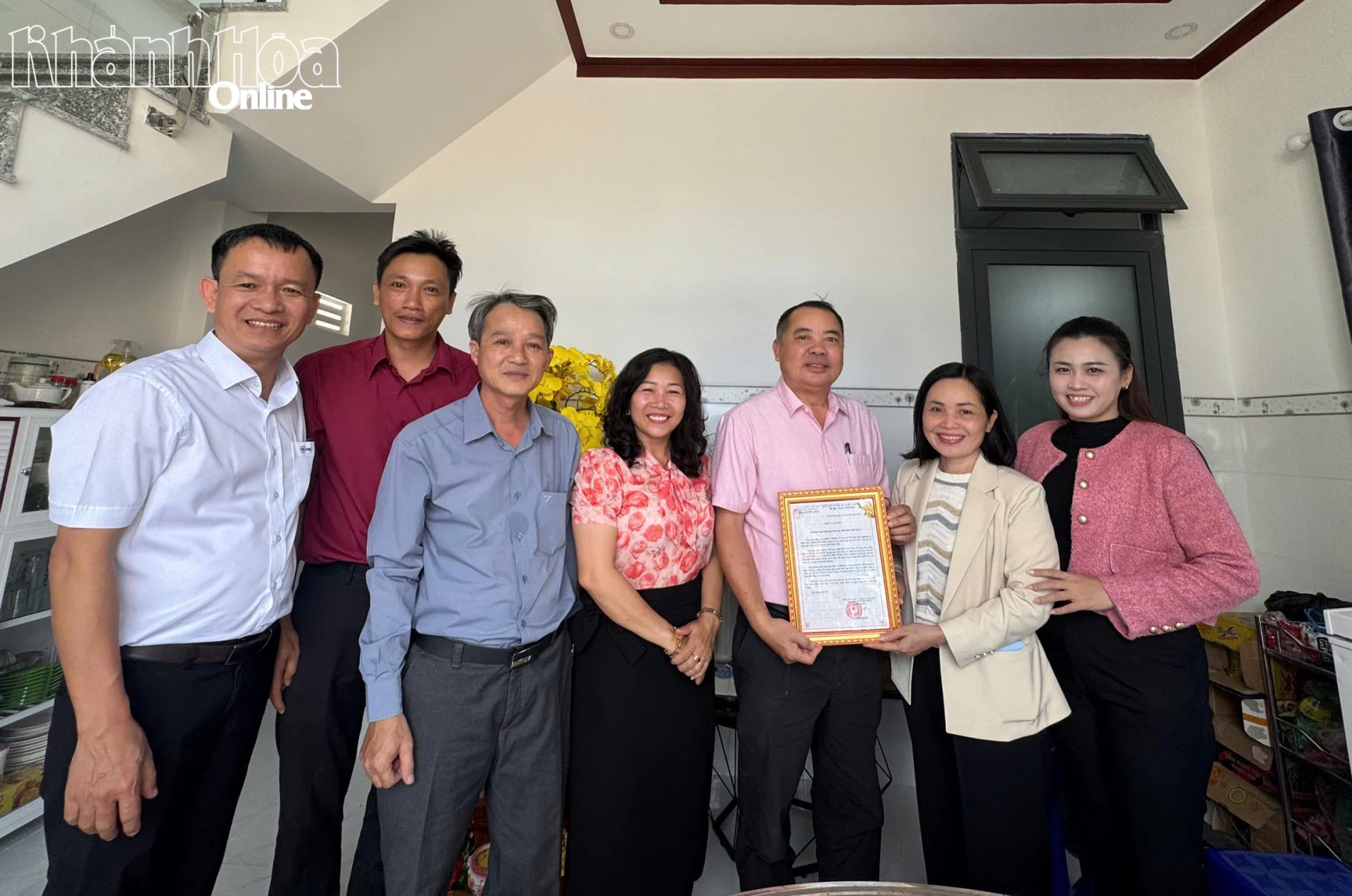 Lãnh đạo phường Đông Hải trao Thư cảm ơn nhà tài trợ.