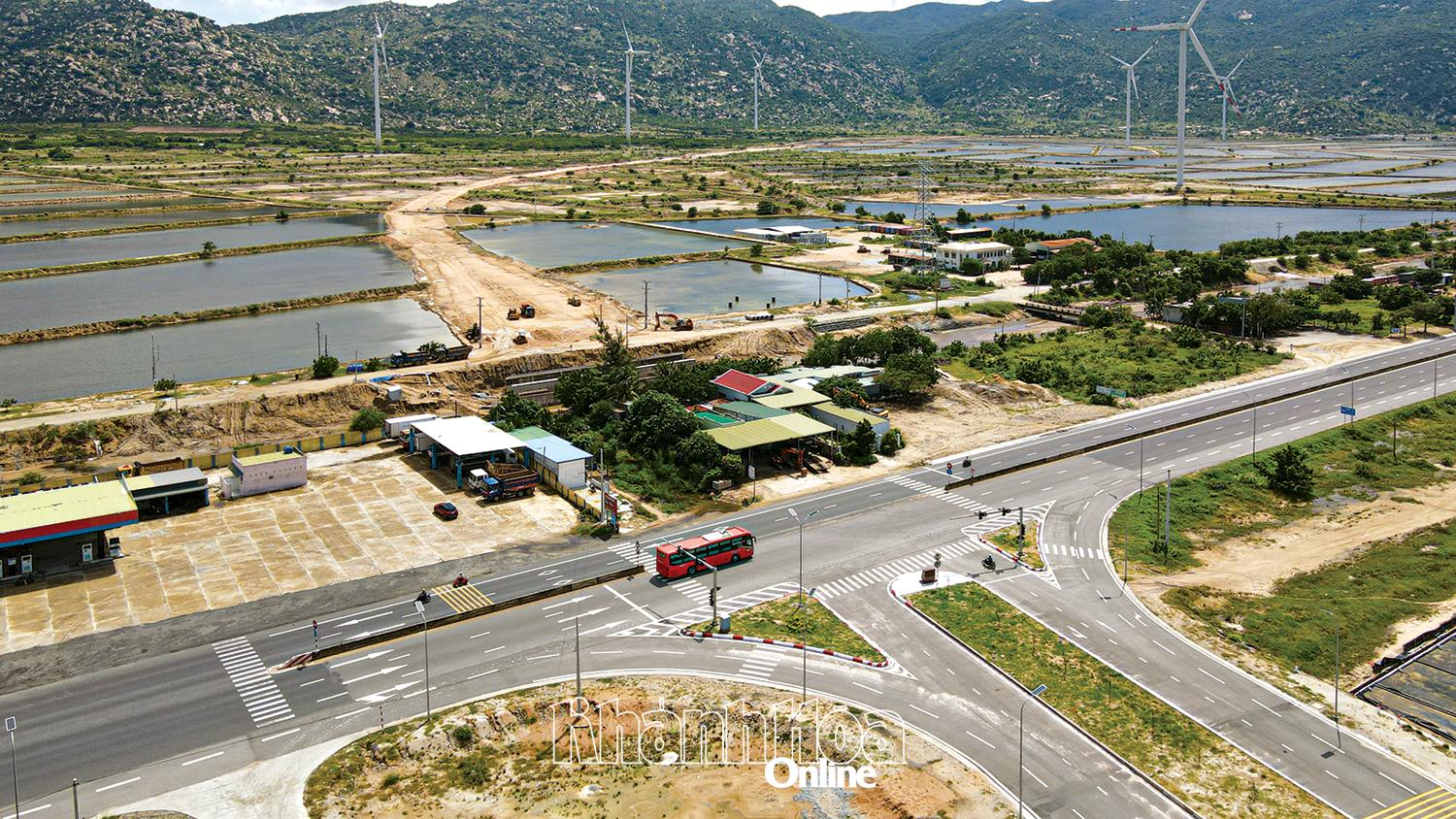 Công trình đường nối từ đường bộ cao tốc Bắc - Nam với Quốc lộ 1 và Cảng biển tổng hợp Cà Ná
đang được khẩn trương hoàn thành. 