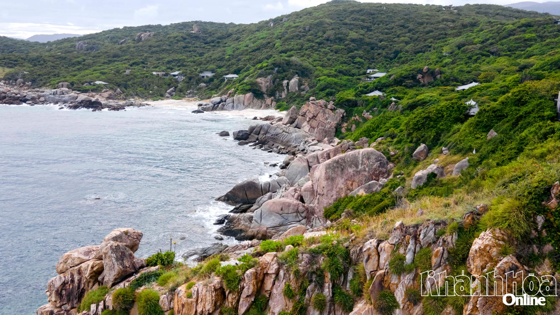 Trên hành trình ấy du khách có thể ghé thăm Amanoi Ninh Thuận, tọa lạc tại Vườn quốc gia Núi Chúa, vịnh Vĩnh Hy, là khu nghỉ dưỡng 6 sao xa xỉ bậc nhất Việt Nam, nổi tiếng với sự riêng tư, sang trọng và hòa mình vào thiên nhiên.