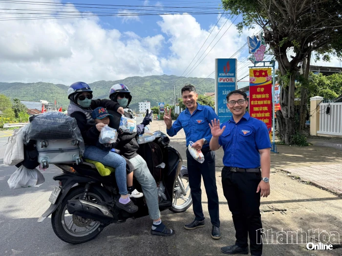 Xã Đại Lãnh tặng 500 suất quà cho người đi đường về quê đón Tết