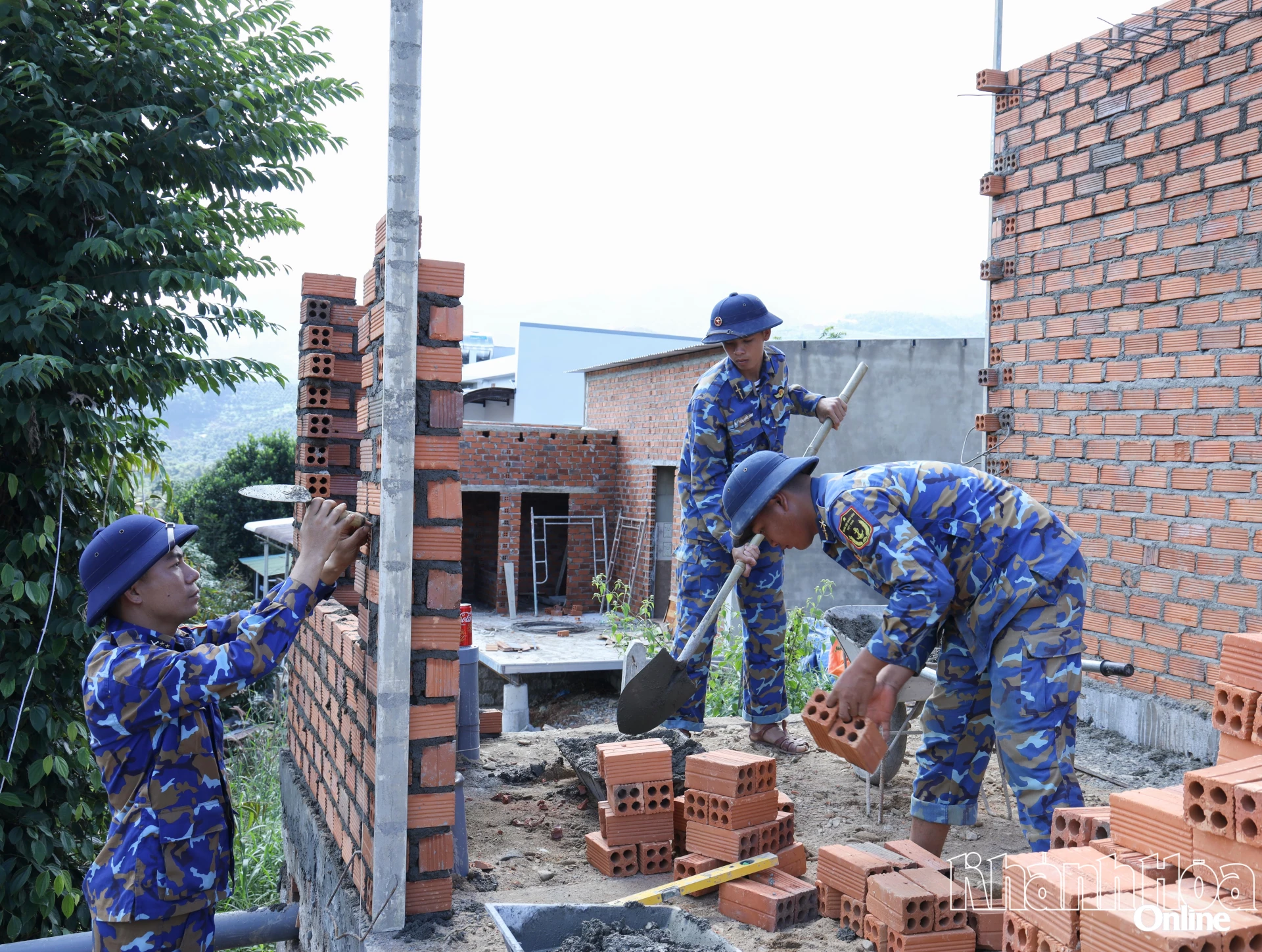 Không chỉ lực lượng
công an, những người lính Vùng 4 Hải quân
cũng không quản ngày đêm
tham gia hỗ trợ xây nhà
cho người dân
ở xã Tây Khánh Sơn.