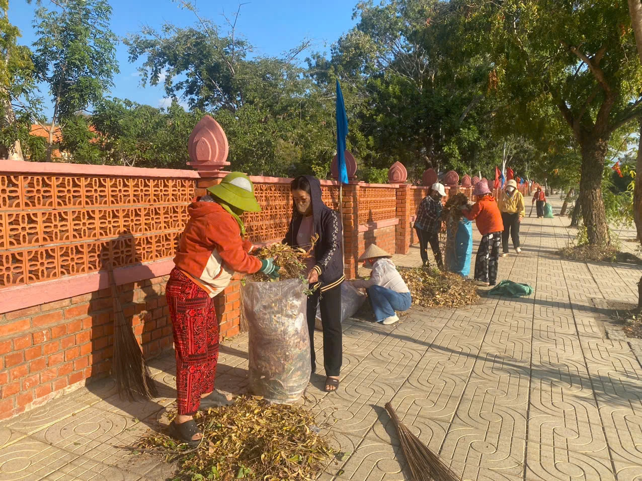 Các chị em hốt rác sau khi quét dọn.